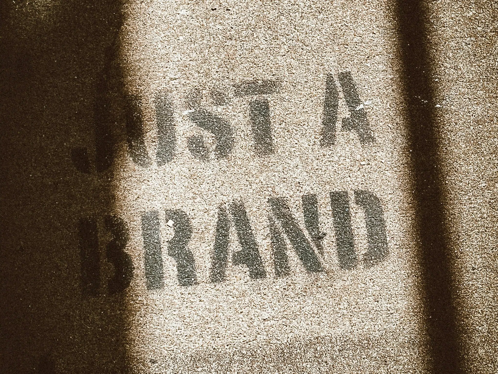 Brand-Kampagnen Just a Brand Schriftzug auf Wand