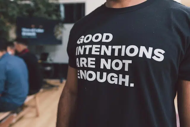 Bild von schwarzen T-Shirt mit Aufschrift "Good intentions are not enough"