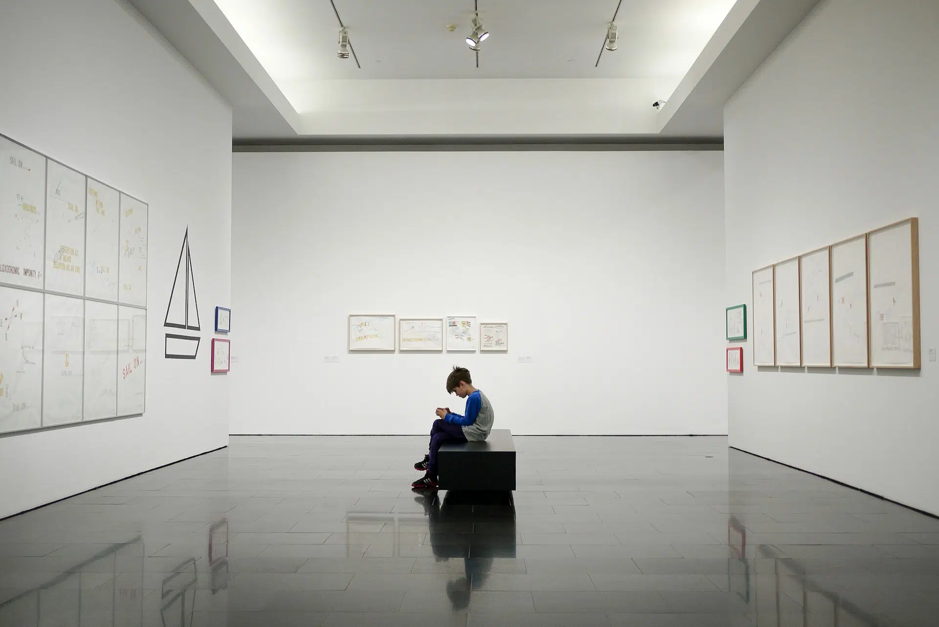 digitorial Junge im Museum mit digitalen Endgerät