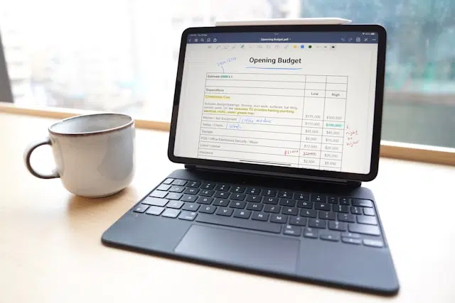 goodnotes-5-y356dQxeMn0-unsplash Symbolbild Budget PlandungLaptop mit Tasse daneben