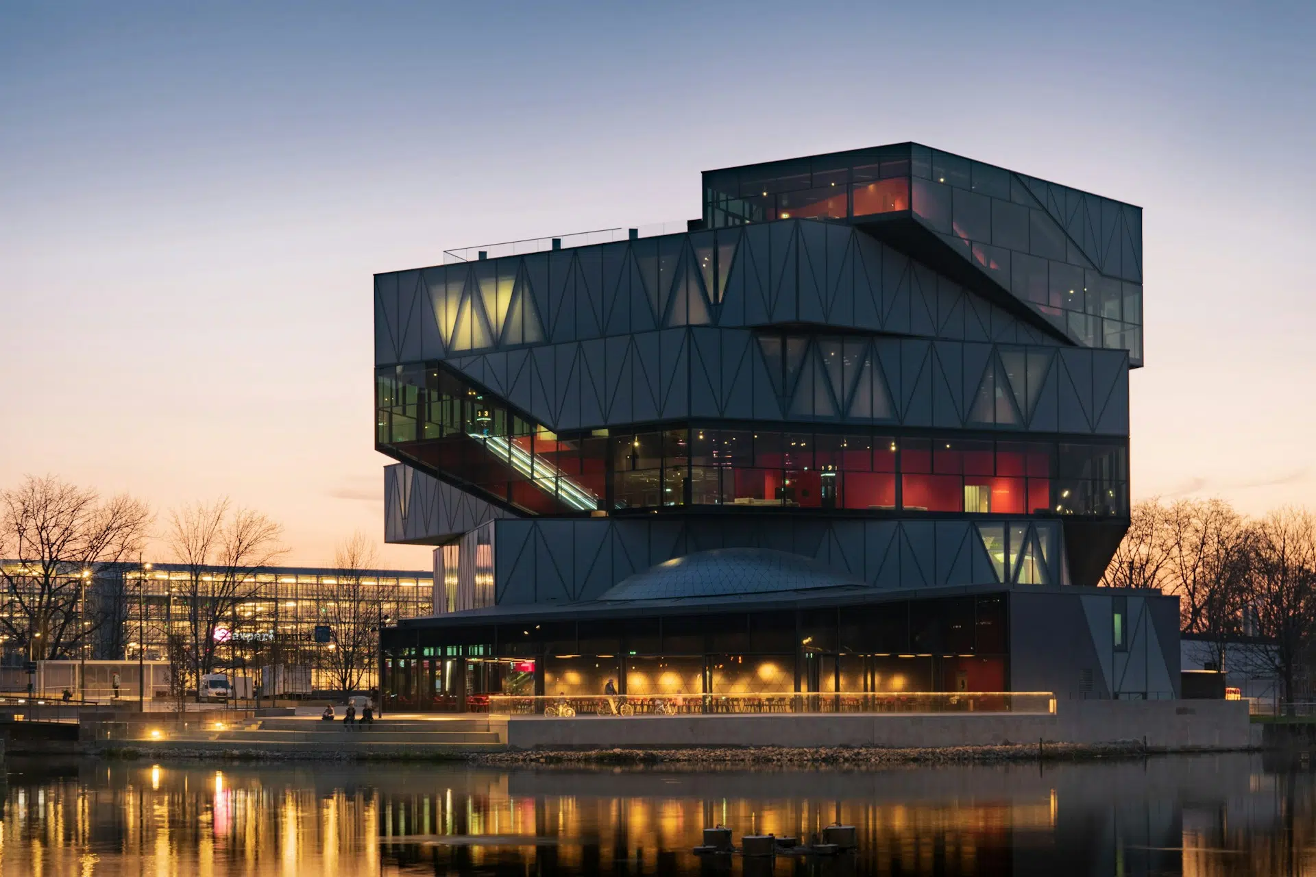 Modernes Gebäude aus Heilbronn im Sonnenuntergang
