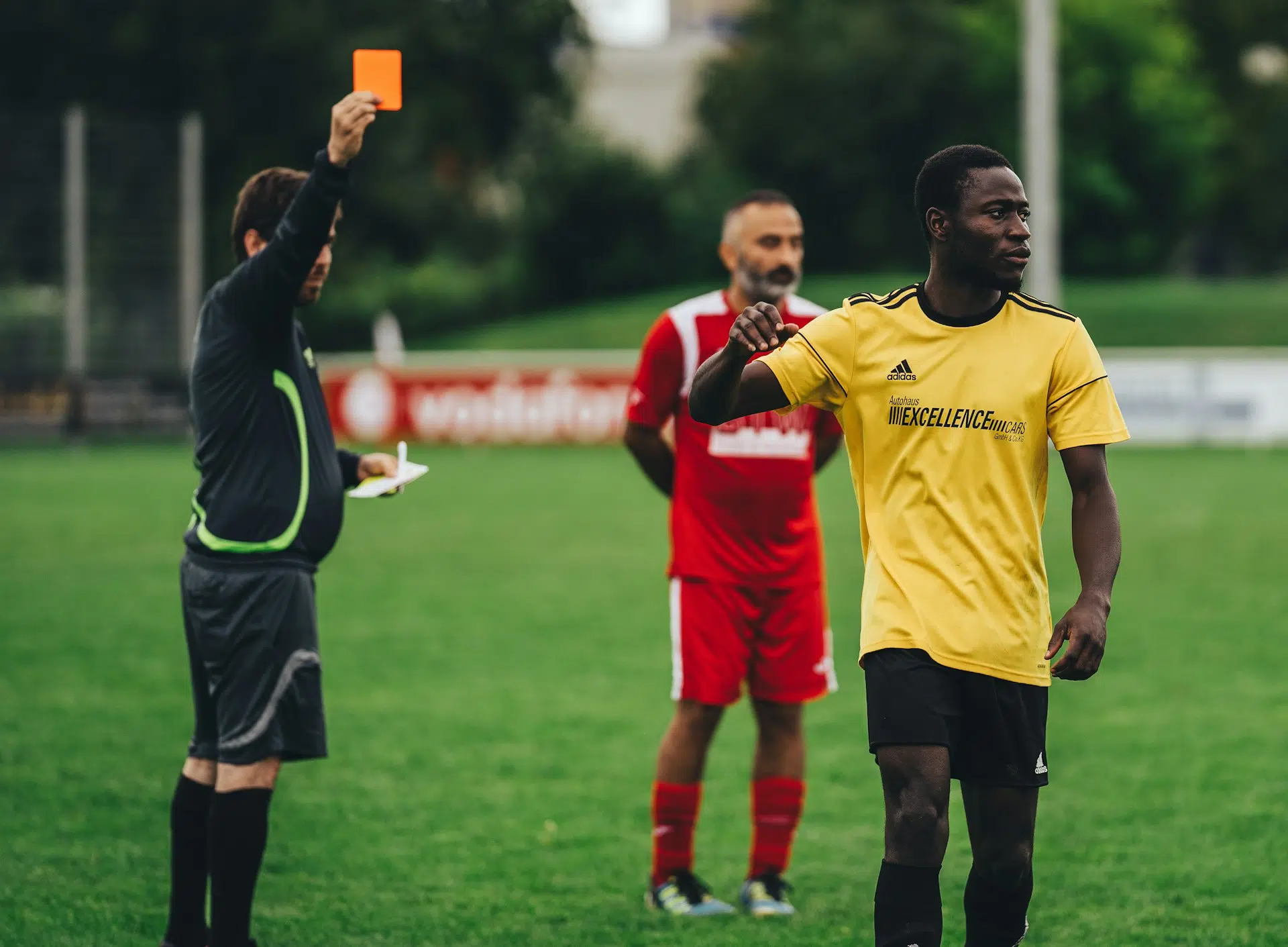 Rote Karte beim Fußballspiel